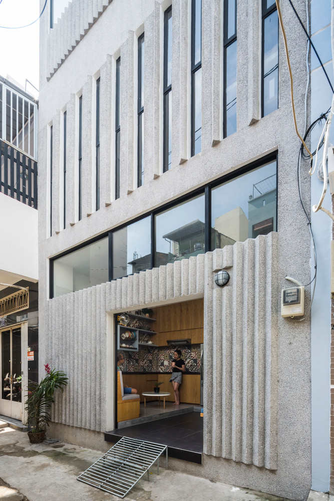 Trên mảnh đất nhỏ, hẹp, ngôi nhà được xây dựng 3 tầng với không gian tầng 1 dùng làm bếp kiêm phòng khách cùng một khoảng để xe. Tầng 2 và tầng 3 là không gian riêng tư kết hợp các góc nhỏ để nghỉ ngơi, thư giãn.