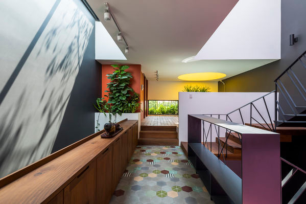 Để giải quyết bài toán không gian nhà phố kín 3 mặt, kiến trúc sư đã bố trí nhiều giếng trời lấy sáng.