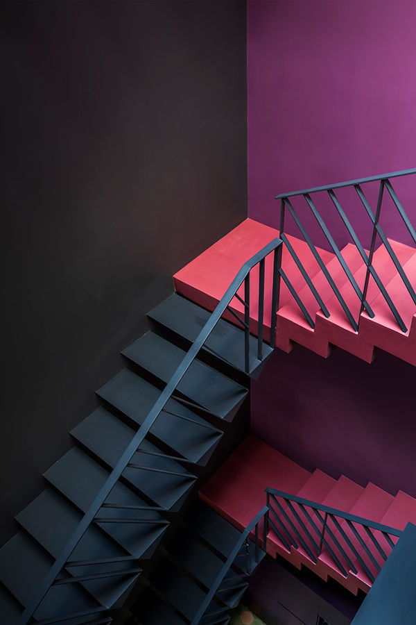 Cầu thang cũng lạ mắt khi được sơn bằng những khối màu sắc sinh động.