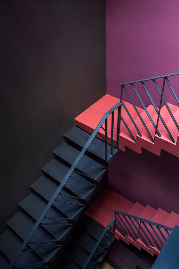 Cầu thang cũng lạ mắt khi được sơn bằng những khối màu sắc sinh động.