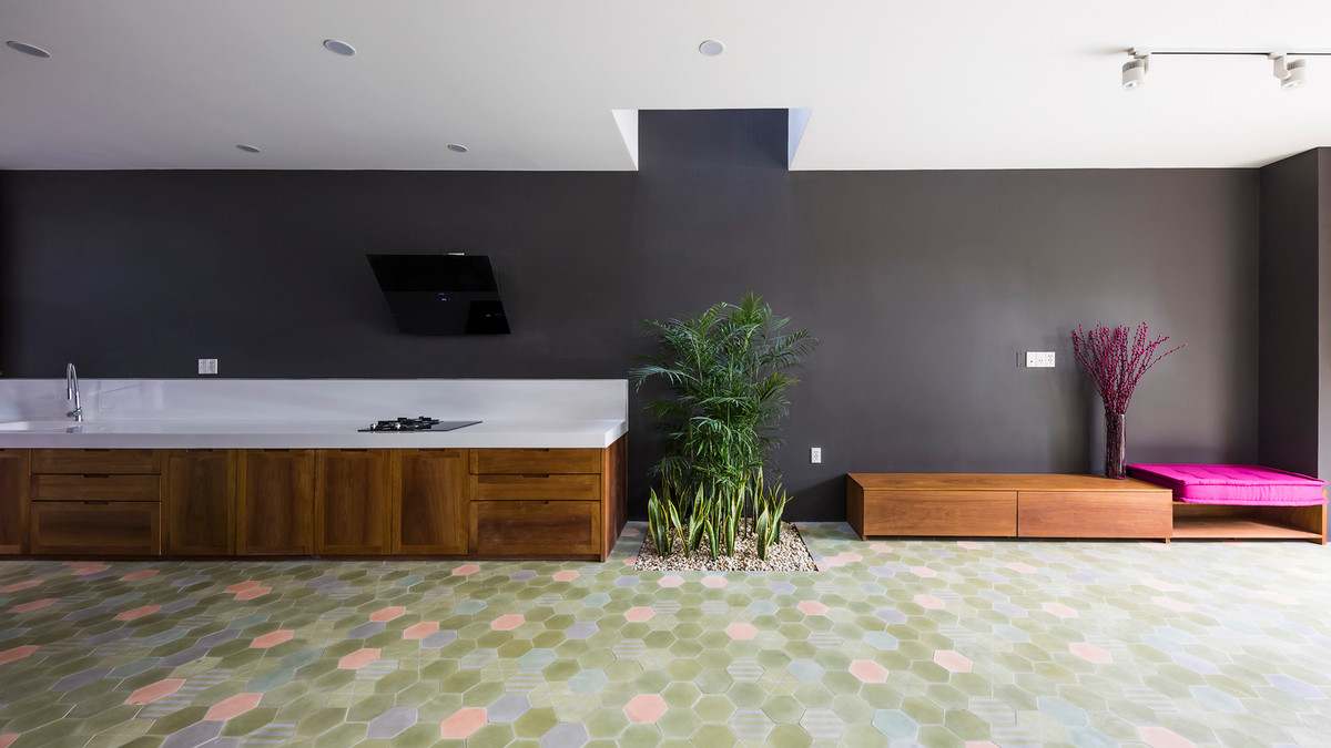 Các màu tưởng chừng khó sử dụng nhưng vẫn khiến tổng thể căn nhà trở nên sáng hơn.