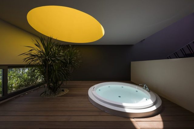 Phần mái mang chức năng của lớp đệm nhiệt, giúp làm mát cho ngôi nhà.