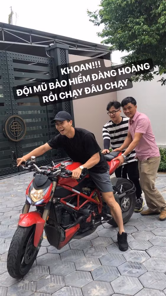 Cong Phuong di xe phan khoi lon, co voi chan cham dat khien fans bat cuoi