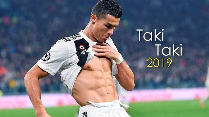 Vùng múi của nam cầu thủ như thể được đúc bằng đồng.