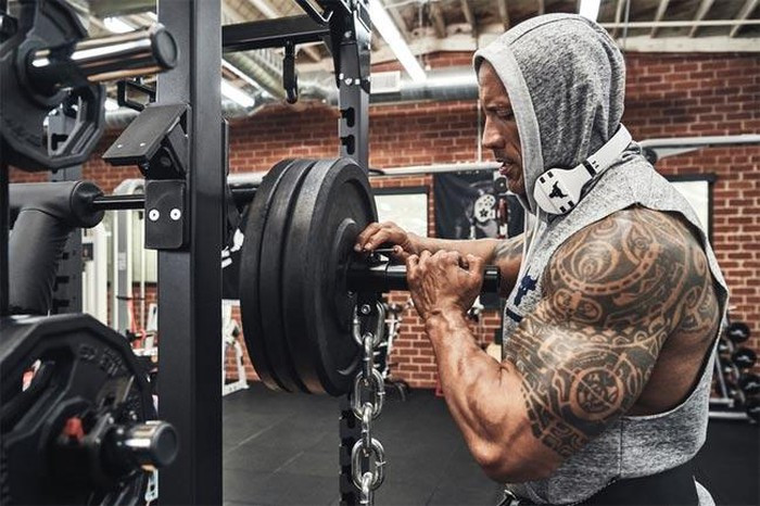 The Rock tập trung 100% trí và lực khi tập.