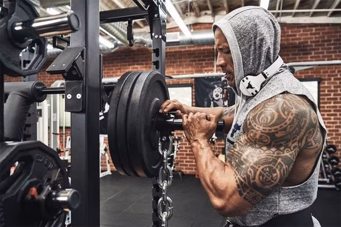 The Rock tập trung 100% trí và lực khi tập.