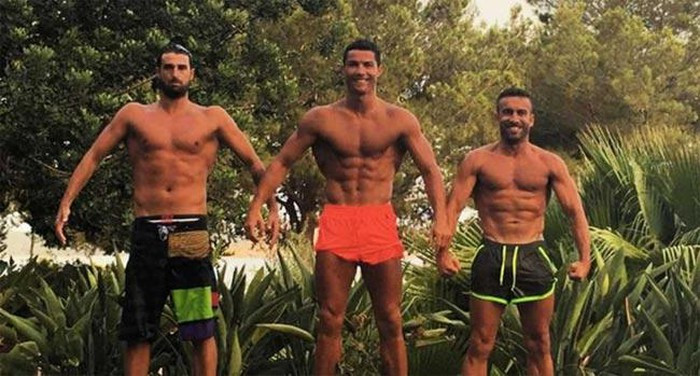 Ronaldo thường đi bơi tại hồ bơi lớn ở biệt thự sau mỗi trận đấu. thường phục hồi sức lực và giải tỏa căng thẳng cơ bắp trong môi trường nước.