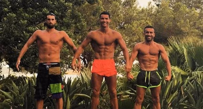 Ronaldo thường đi bơi tại hồ bơi lớn ở biệt thự sau mỗi trận đấu. thường phục hồi sức lực và giải tỏa căng thẳng cơ bắp trong môi trường nước.