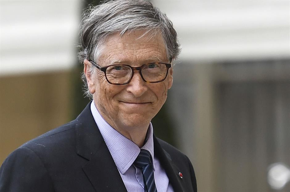 Tỷ phú Bill Gates đứng đầu danh sách những người giàu nhất thế giới của Forbes lần đầu tiên vào năm 1995 nhờ cổ phiếu Microsoft tăng vọt. Năm đó, Bill Gates sở hữu 12,9 tỷ USD (tương đương khoảng 21 tỷ USD tiền hiện nay). Đến năm 1999, giá trị tài sản ròng của Gates đã tăng vọt lên mức 90 tỷ USD.