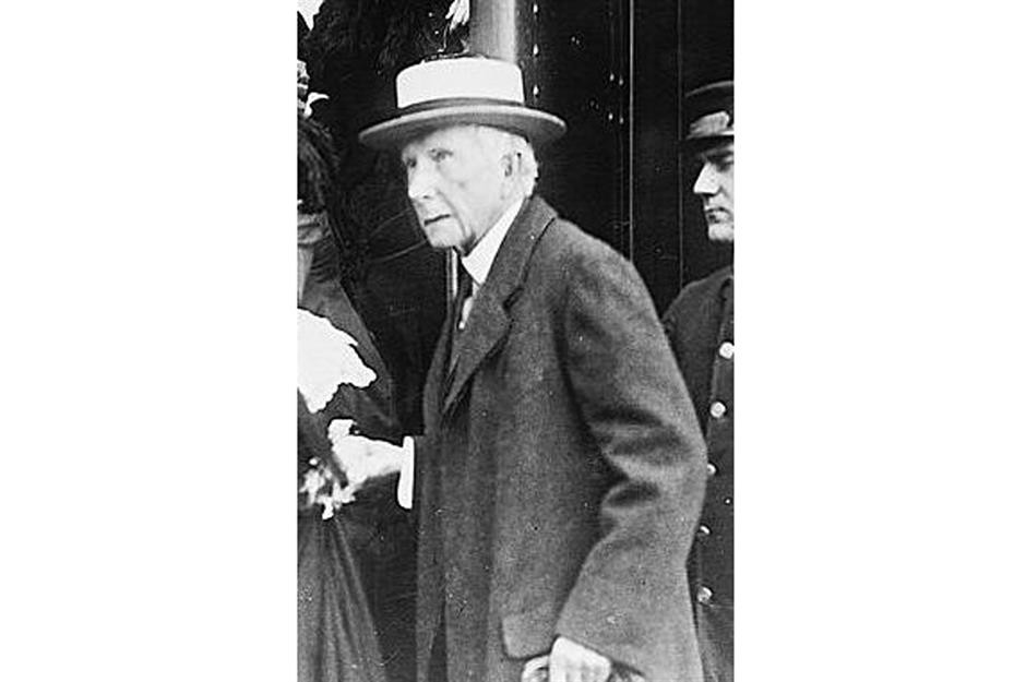 Rockefeller duy trì vị thế là người giàu nhất thế giới cho đến khi qua đời vào năm 1937. Trong cuộc đời của mình, ông trùm dầu mỏ nước Mỹ làm từ thiện tổng cộng 550 triệu USD.