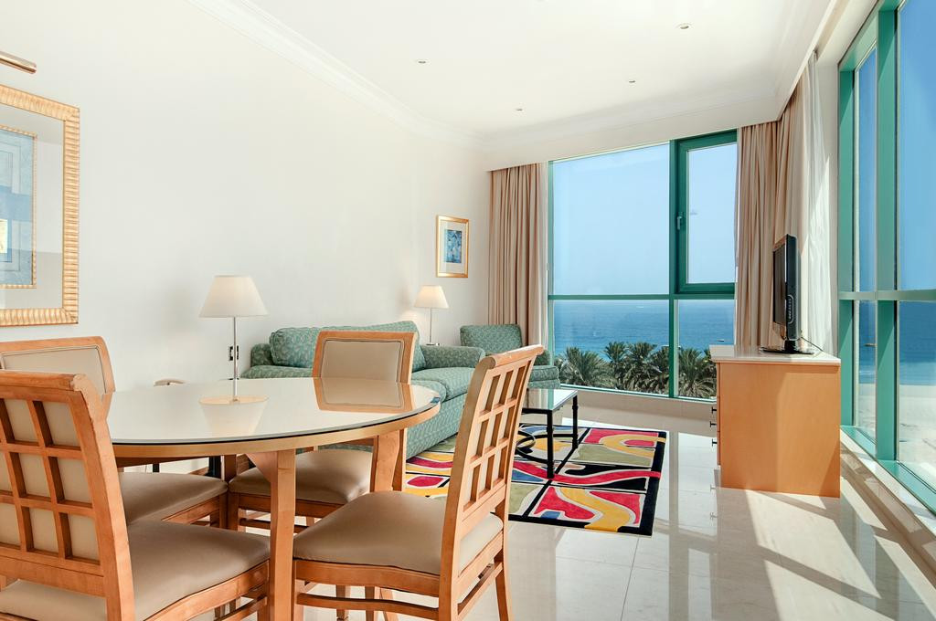 Ngoài ra, khách có thể đến các khu mua sắm trong khu vực bằng xe đưa đón miễn phí của khách sạn. Ảnh: Booking.