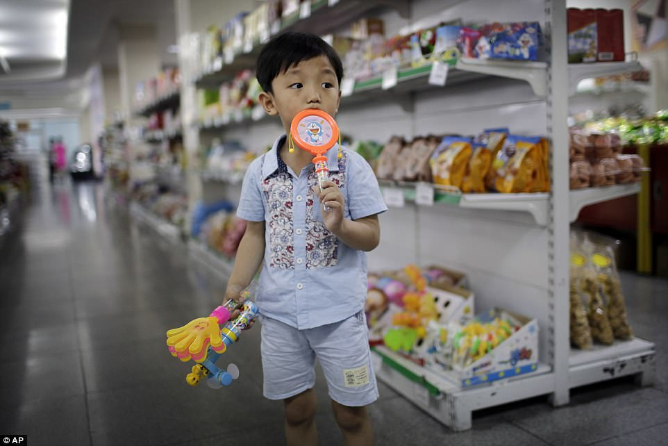 Sau khi lựa chọn hàng hóa, khách có thể trả bằng tiền mặt và thẻ tín dụng.