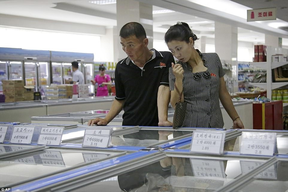 Quầy thực phẩm đông lạnh được một cặp vợ chồng lưu tâm.