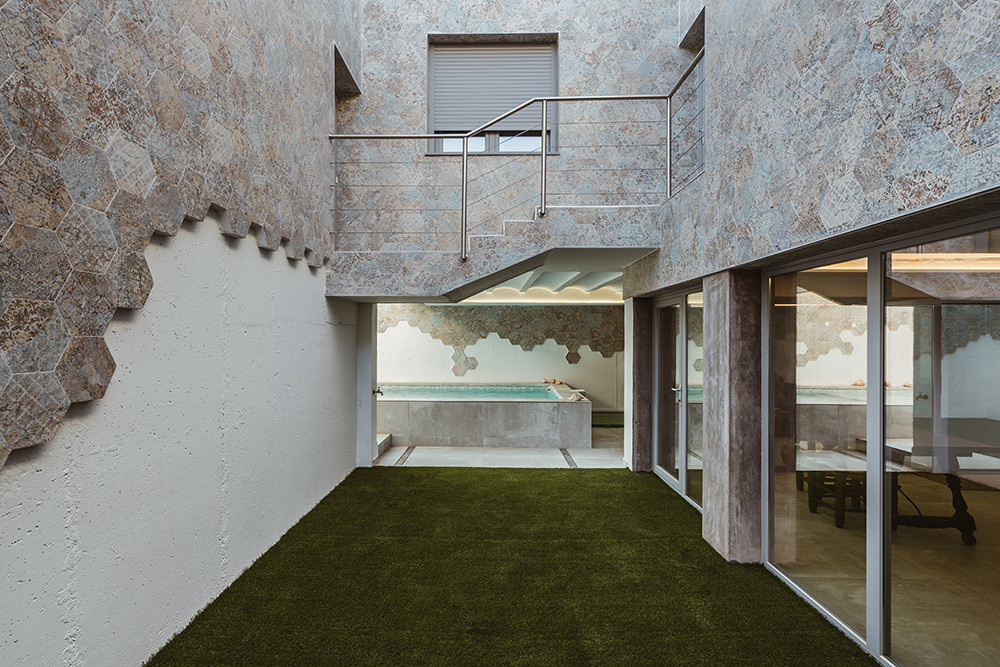 Một không gian hết sức đặc biệt trong ngôi nhà 2 tầng. Nguồn ảnh: Archdaily.