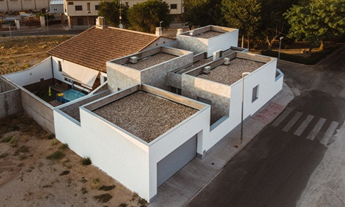 4 khoảng sân được bố trí ở từng khu vực riêng biệt giúp phân phối ánh sáng và thông gió.