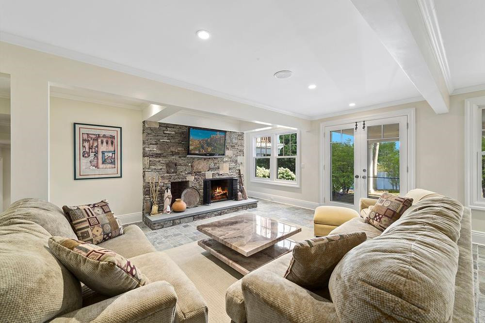 Dinh thự có một số phòng chưa được sử dụng. Theo New York Post, Donald Trump Jr. là một người yêu thích súng ống và săn bắn, có lẽ ông sẽ dành hẳn một phòng riêng để làm kho lưu trữ súng đạn.