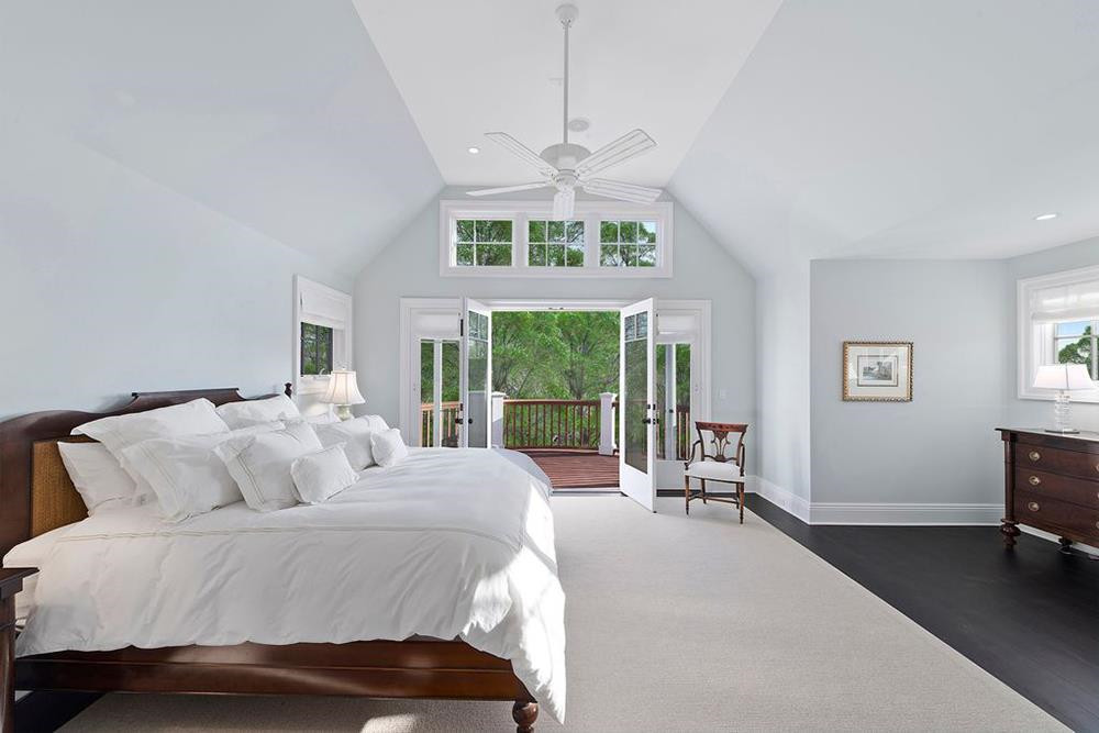 Biệt thự có đến 7 phòng ngủ. Donald Trump Jr. và Kimberly Guilfoyle có tổng cộng 6 người con từ những cuộc hôn nhân trước.