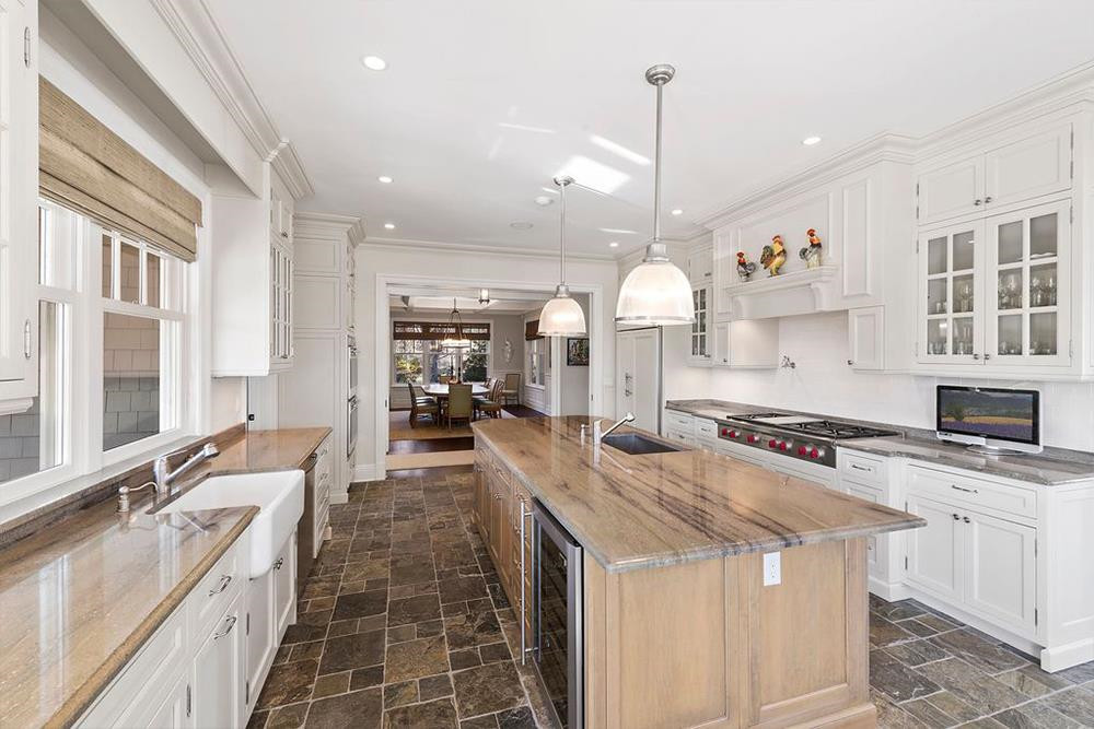 Nhà bếp cao cấp với tông màu trắng chủ đạo cùng những trang thiết bị đắt tiền, đồ nội thất được làm từ gỗ và đá granite.