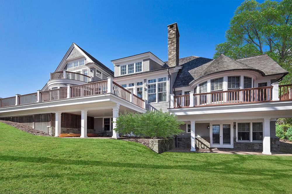 Bất động sản sở hữu một khuôn viên rộng lớn và một con đường riêng dài.