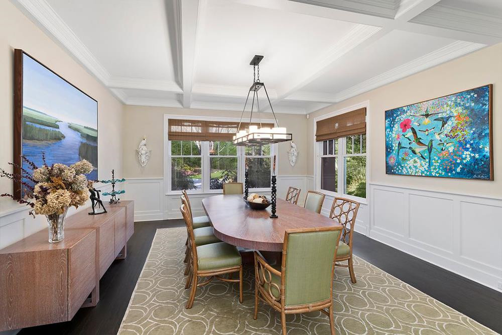 Phòng ăn đơn giản nhưng sáng sủa và sang trọng với thiết kế trang nhã, thanh lịch.