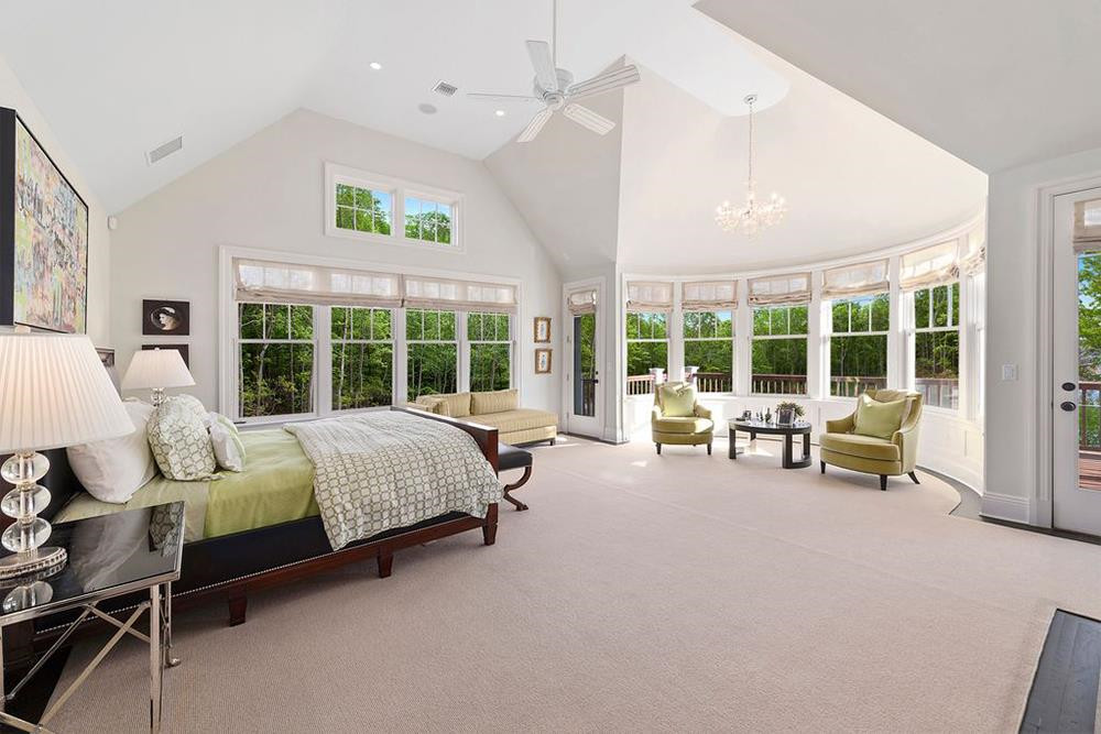 Phòng ngủ chính thoáng đãng, mát mẻ với những ô cửa sổ rộng lớn, được trang bị đầy đủ, và có riêng một không gian tiếp khách hình bán nguyệt.