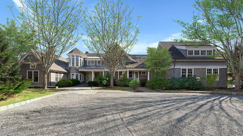  Biệt thự này rộng hơn 854 m2 với 7 phòng ngủ và 8 phòng tắm. Được xây vào năm 2008, biệt thự mang phong cách truyền thống pha lẫn những đường nét hiện đại để tôn lên vẻ đẹp sang trọng, thích hợp cho kỳ nghỉ của một gia đình đông đúc thành viên.