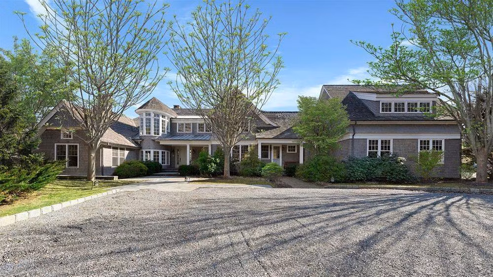  Biệt thự này rộng hơn 854 m2 với 7 phòng ngủ và 8 phòng tắm. Được xây vào năm 2008, biệt thự mang phong cách truyền thống pha lẫn những đường nét hiện đại để tôn lên vẻ đẹp sang trọng, thích hợp cho kỳ nghỉ của một gia đình đông đúc thành viên.