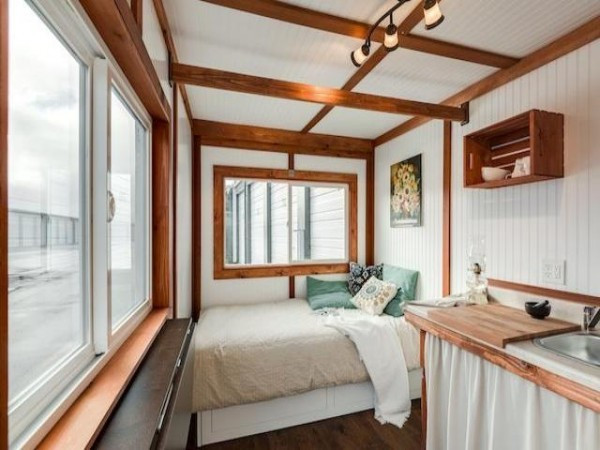 Giường ngủ ngập ánh sáng nhờ thiết kế nhiều cửa kính.