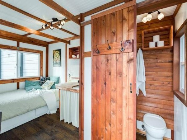 Bức tường trắng tạo cảm giác ngôi nhà rộng hơn nhiều so với thực tế.