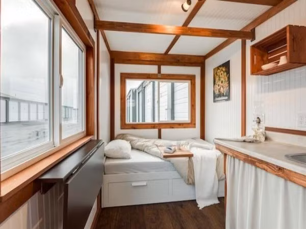 Bên trong nhà được trang bị một chiếc giường ngủ, một phòng tắm và một bếp.