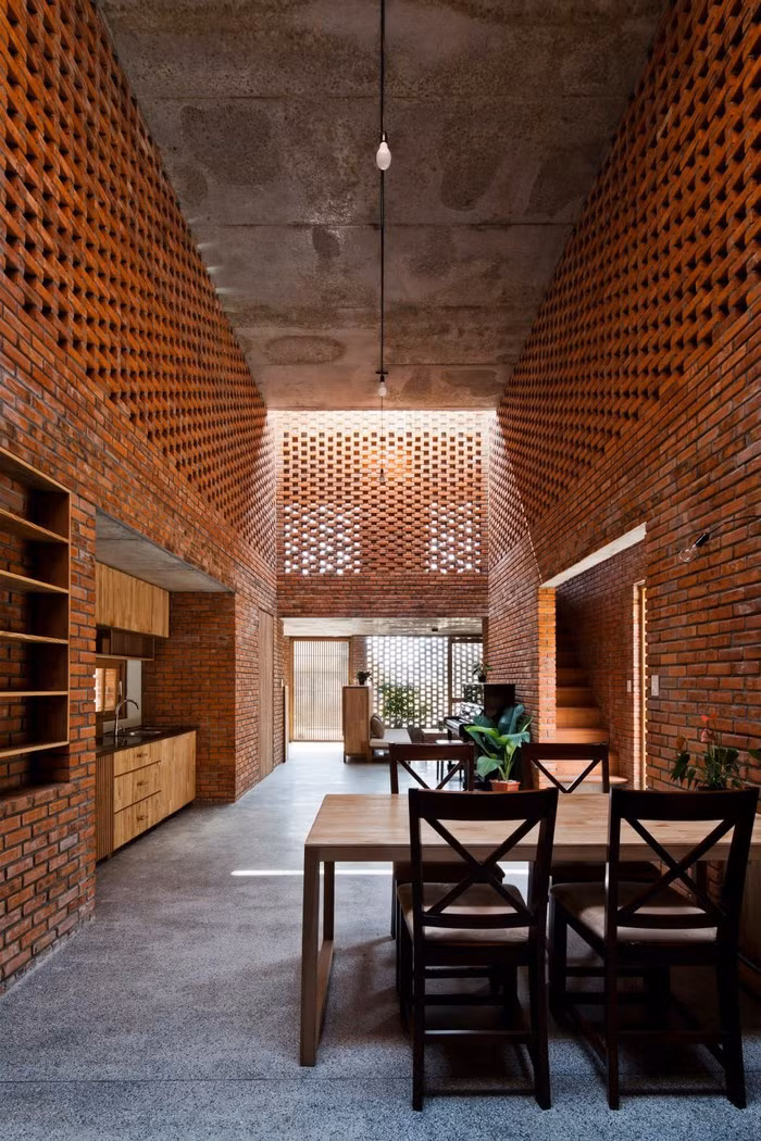 Là vật liệu phổ biến ở Việt Nam, thời gian gần đây, gạch nung xếp được sử dụng ở nhiều vị trí như phòng khách, phòng ngủ...nhằm lấy ánh sáng tự nhiên hiệu quả. Ảnh: Archdaily.