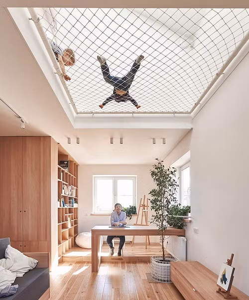 Lưới thông tầng cũng trở thành nơi để trẻ em vui đùa. Ảnh: Archdaily.