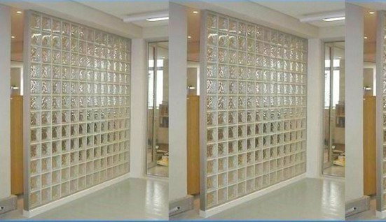 Bên cạnh vai trò lấy sáng, gạch kính còn góp phần trang trí ấn tượng cho các không gian nội thất đảm bảo sự bền vững. Ảnh: Tonmat.