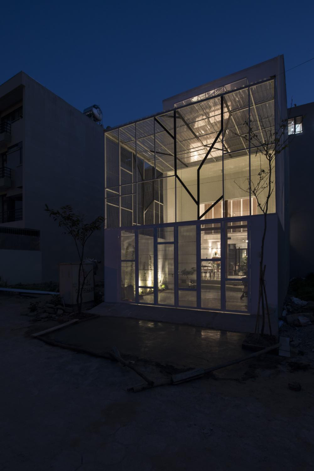 Đặc biệt là ở những khu đô thị ồn ào, khí hậu nhiệt đới vô cùng nắng nóng, vật liệu này sẽ phát huy được công năng như giảm thiểu âm thanh và ánh sáng mặt trời. Ảnh: Archdaily.