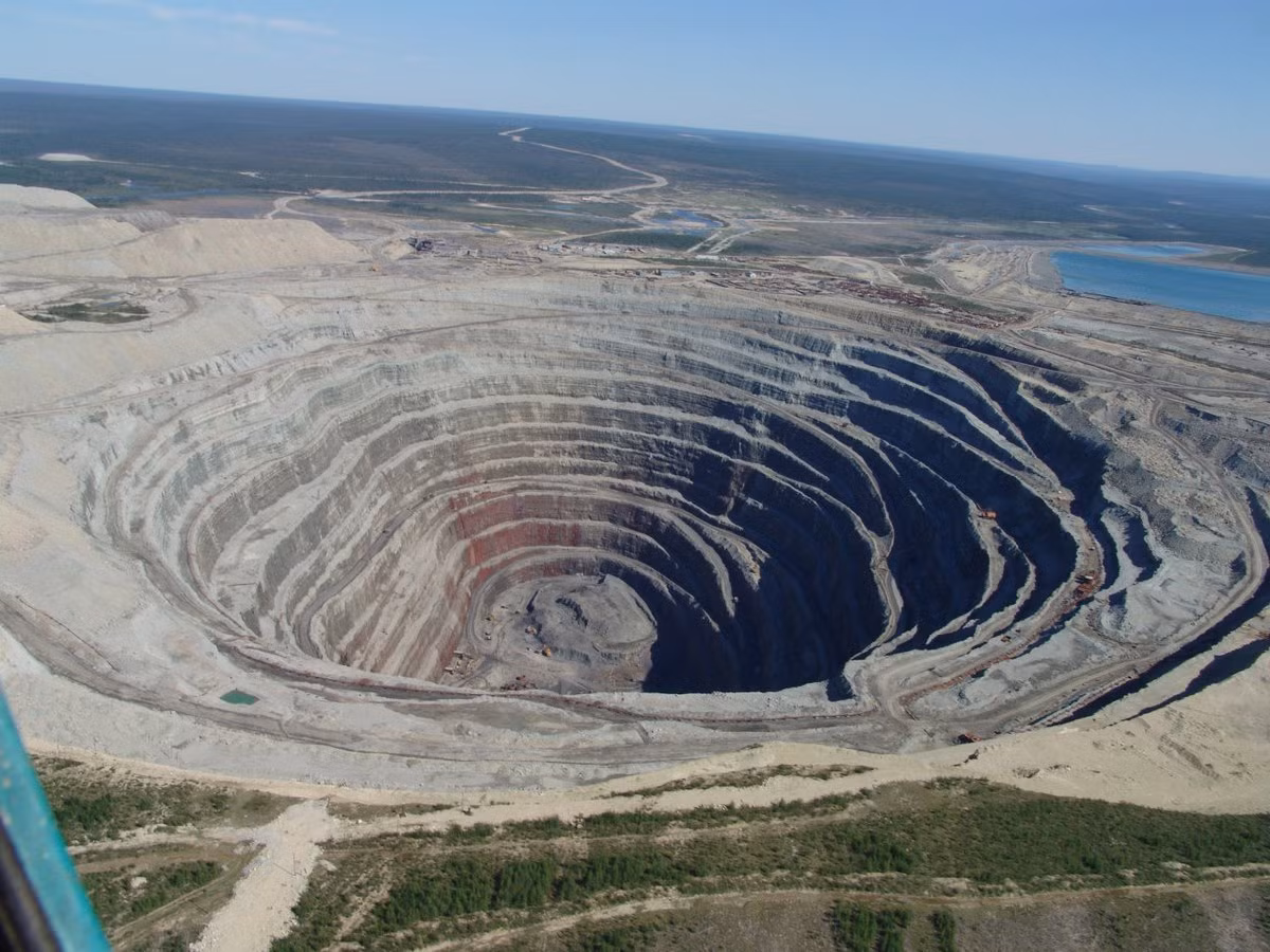 Công ty khai thác kim cương Alrosa của Nga đang khảo sát và khai thác mỏ kim cương khổng lồ này. Nguồn ảnh: Orangesmile.