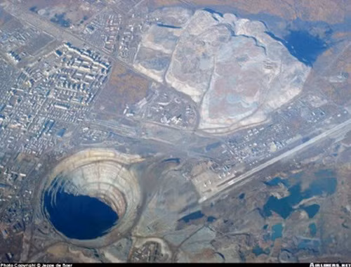 Theo tiết lộ của Viện Địa lý và Khoáng vật Sobolev, mỏ kim cương Popigaï nằm tại một khu vực hình phễu có đường kính hàng trăm km, do một tiểu hành tinh bị rơi xuống cách đây 35 triệu năm tạo thành.