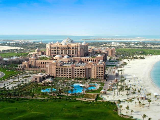 Nhìn từ xa, khách sạn Emirates Palace (Abu Dhabi, UAE) lộng lẫy không khác gì lâu đài chỉ dành cho vua chúa thời xưa. Chi phí để xây dựng khách sạn ngốn khoảng 3,9 tỷ USD.