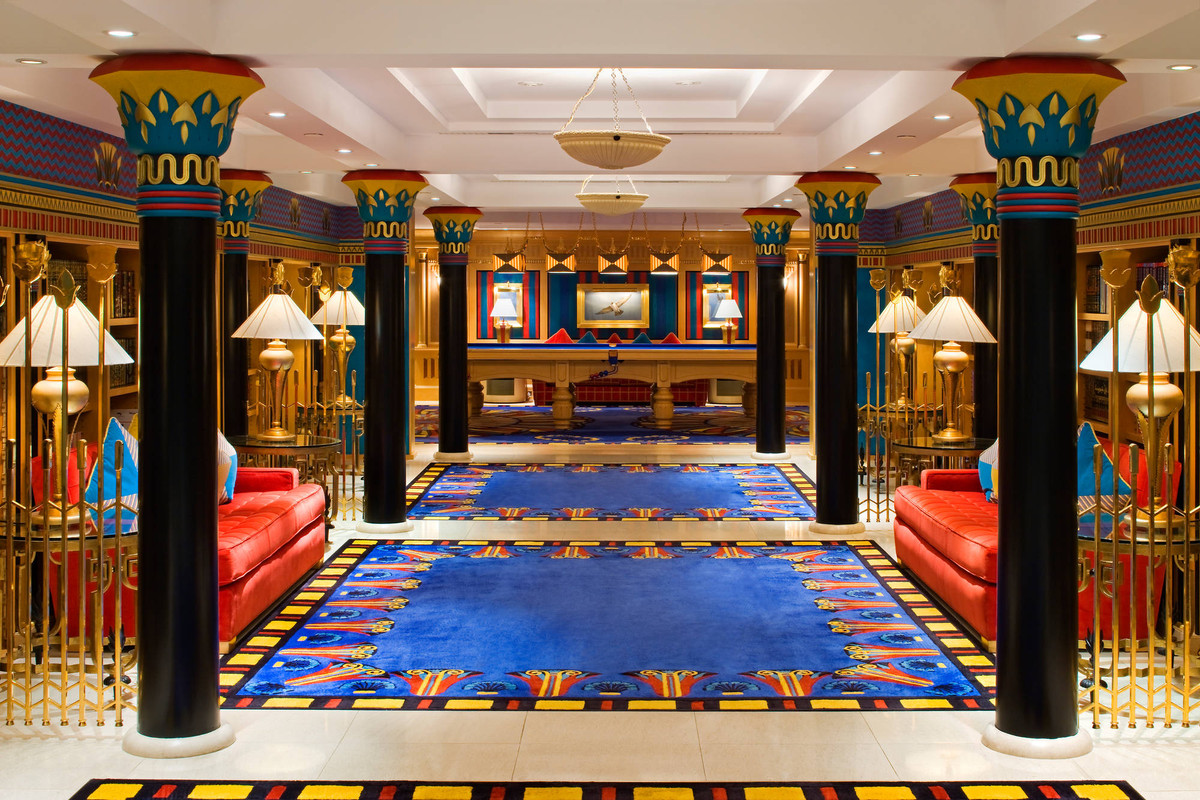 Khi đặt phòng tại đây, du khách sẽ được xe Rolls-Royce có tài xế riêng đến đón ở sân bay.