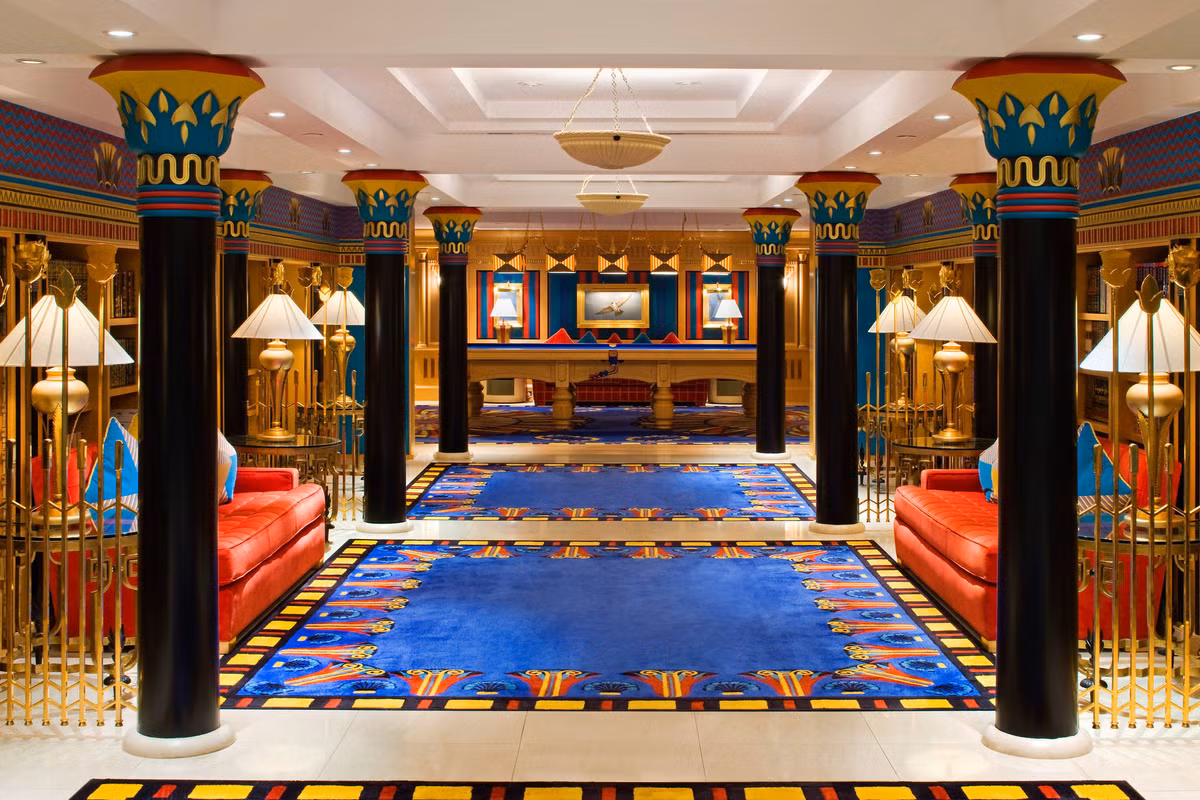 Khi đặt phòng tại đây, du khách sẽ được xe Rolls-Royce có tài xế riêng đến đón ở sân bay.