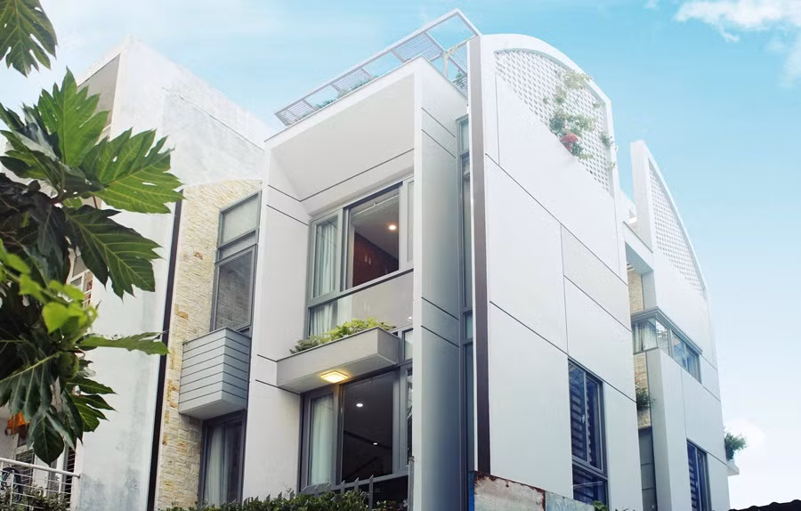 Ngôi nhà chú trọng đến việc sử dụng hình khối kiến trúc đơn giản, chất liệu và ánh sáng. Ảnh: Kientruc999.