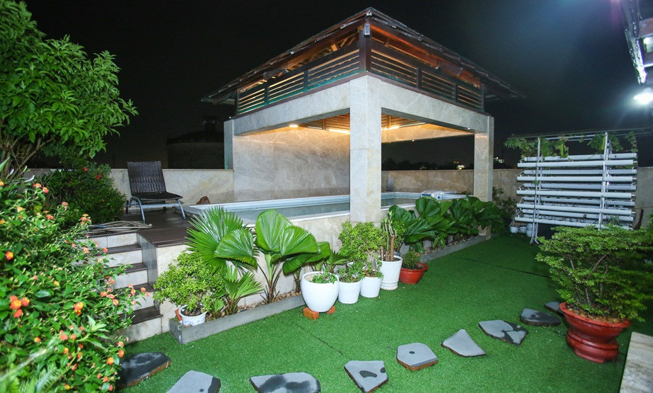 Sân thượng có hồ bơi và trang trí nhiều tiểu cảnh, cây xanh tạo không khí mát mẻ, thư giãn. Ảnh: Zing.