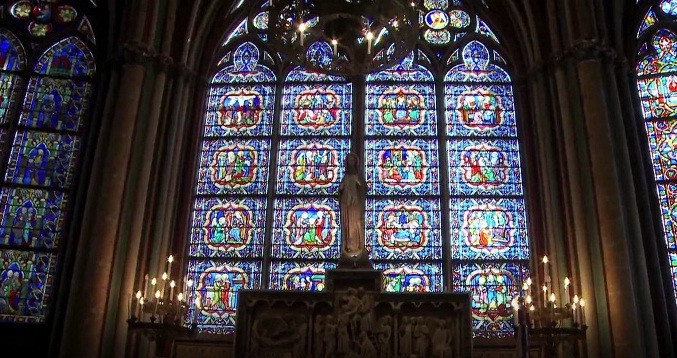 Những ô cửa sổ màu ấn tượng bên trong thánh đường nhà thờ. Ảnh: CNN.