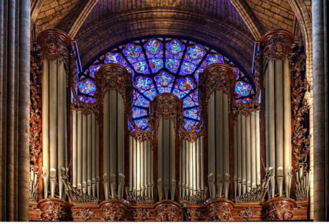 Ba cửa lớn chạm trổ cầu kì, đẹp mắt với tỉ lệ không cân xứng. Ảnh: Discover.