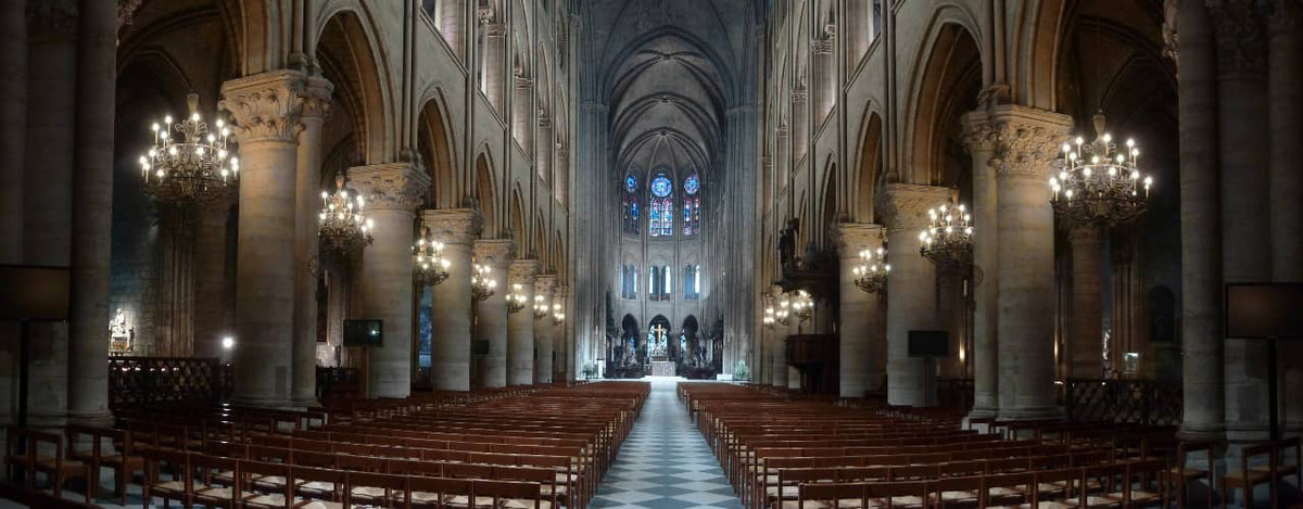 Bên trong nhà thờ là mái trần cao vút với các tấm kính và ô cửa sổ vạn hoa. Ảnh: Notredamecathedralparis.