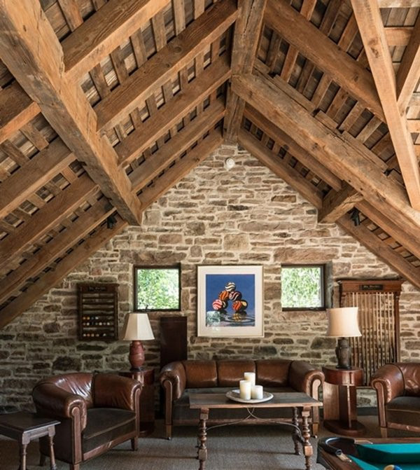 Chủ nhân sửa lại nền, bố trí thêm nội thất còn lại giữ nguyên cấu trúc ban đầu. Giờ đây, nó nằm cạnh hồ nước và khung cảnh thơ mộng.