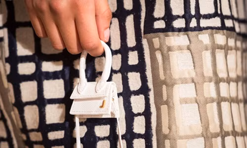 Không thể đựng được bất cứ thứ gì nhưng giá của những chiếc túi này lên tới 500 USD (gần 12 triệu đồng).