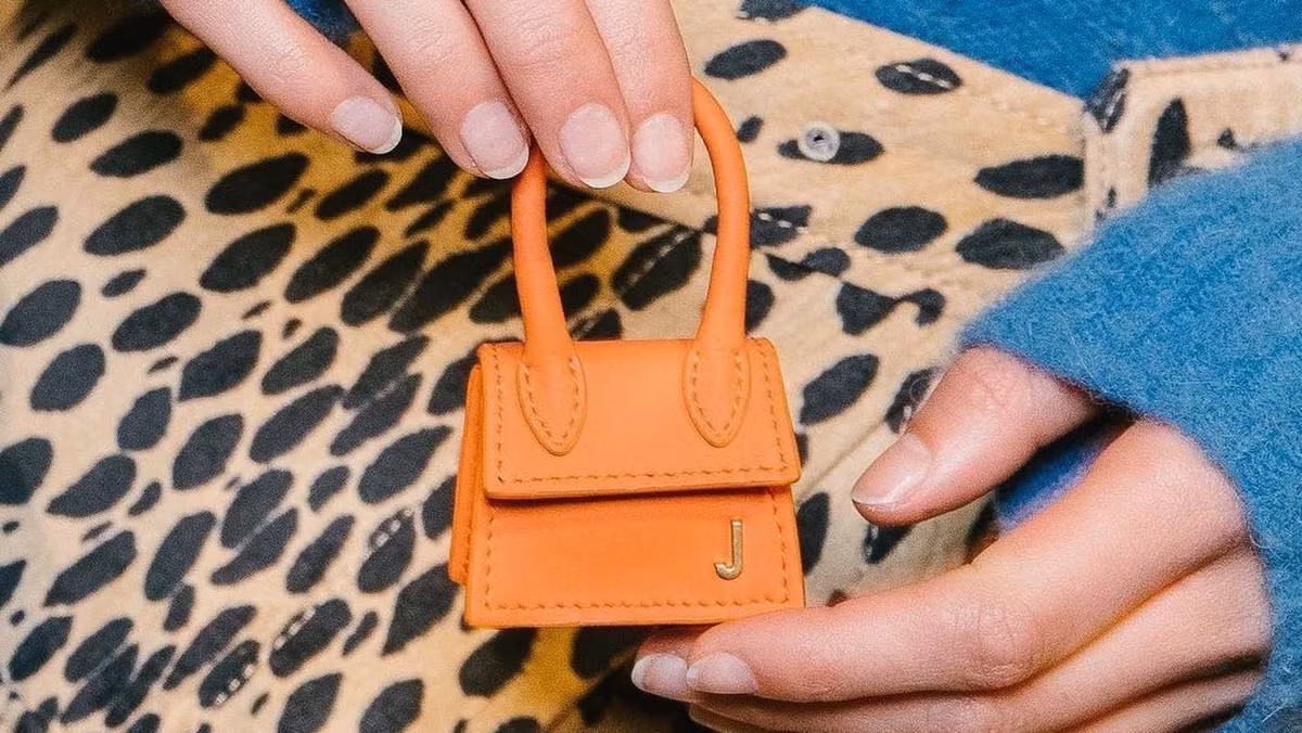 Dù nhỏ xíu, mẫu túi xách vẫn có đầy đủ chi tiết, đường nét như mẫu túi lớn.