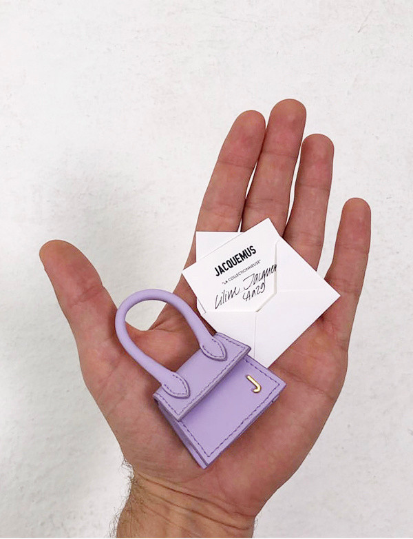 Chiếc túi xách nằm gọn trong lòng bàn tay năm nay đã nhanh chóng phủ sóng rộng khắp các trang thời trang.