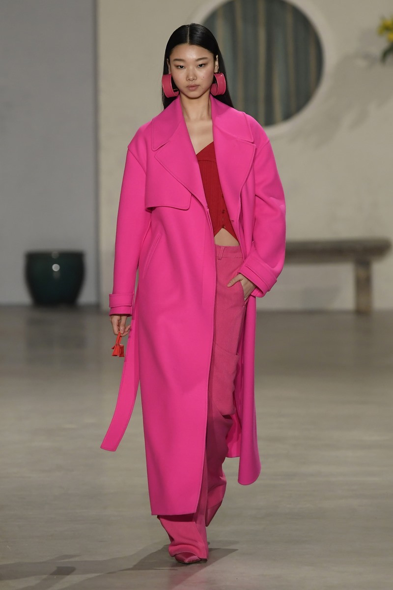 Chiếc túi xách tý hon Le Chiquito này chỉ lớn bằng hai ngón tay, đóng vai trò trang sức tô điểm cho váy áo.