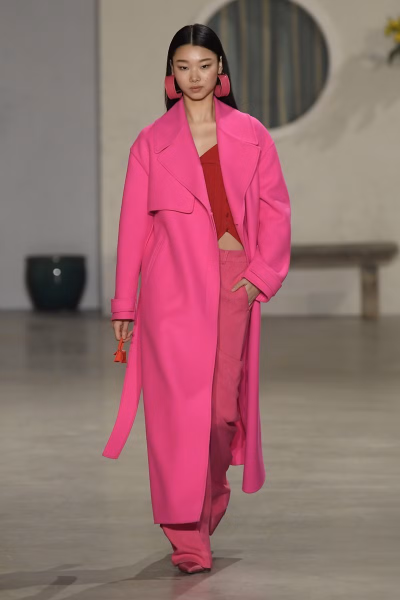 Chiếc túi xách tý hon Le Chiquito này chỉ lớn bằng hai ngón tay, đóng vai trò trang sức tô điểm cho váy áo.